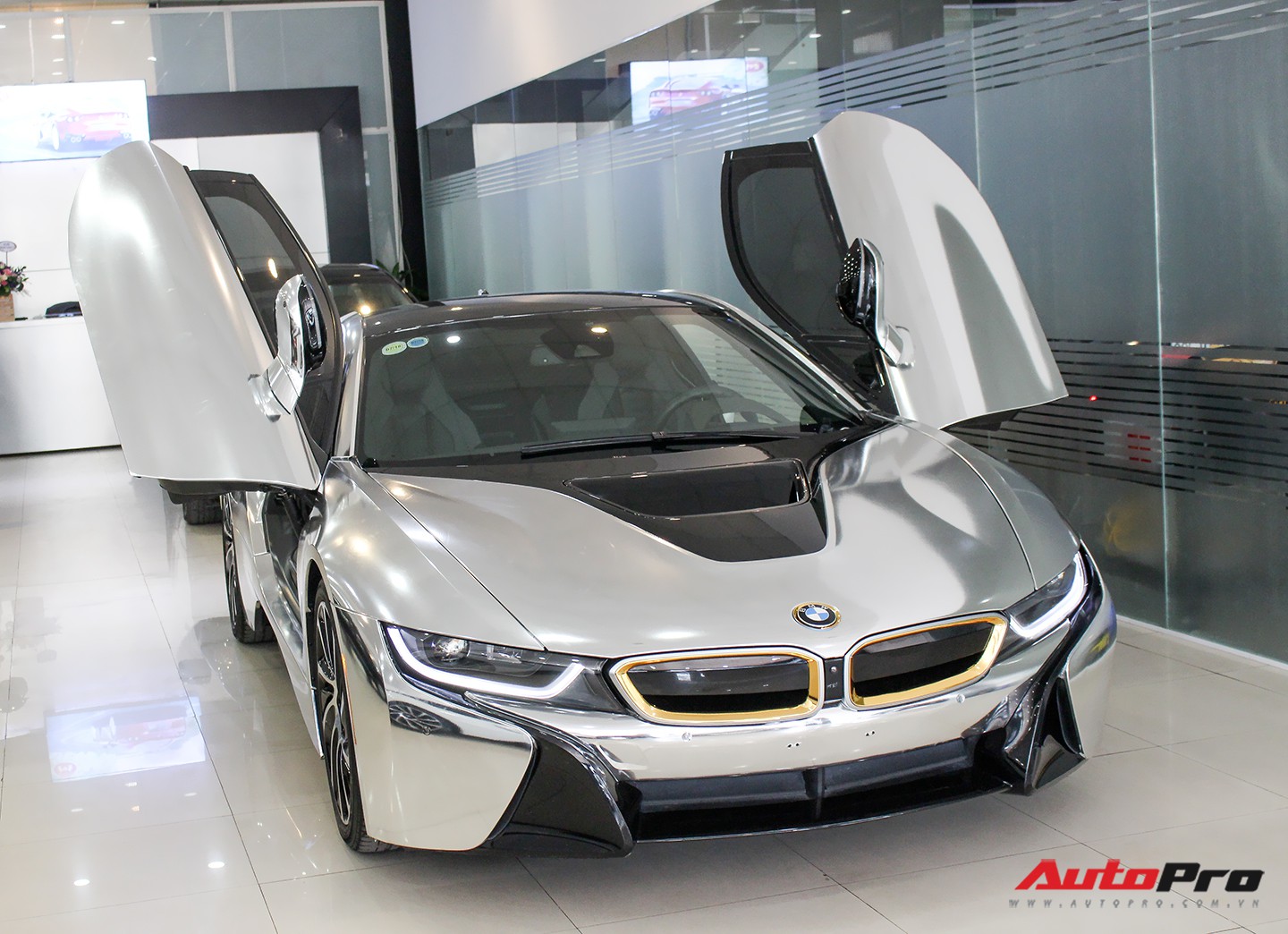 BMW i8 dán decal chrome bạc độc nhất Việt Nam rao bán lại giá 3,9 tỷ đồng - Ảnh 3. BMW i8 dán decal chrome bạc độc nhất Việt Nam rao bán lại giá 3,9 tỷ đồng - Ảnh 3.