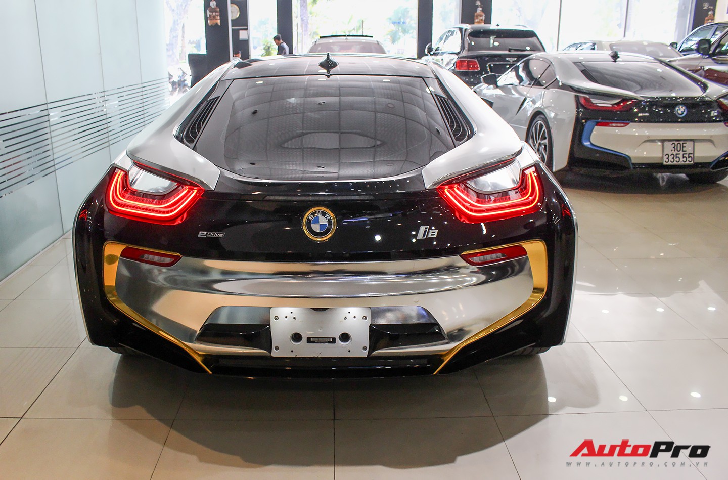 BMW i8 dán decal chrome bạc độc nhất Việt Nam rao bán lại giá 3,9 tỷ đồng - Ảnh 11. BMW i8 dán decal chrome bạc độc nhất Việt Nam rao bán lại giá 3,9 tỷ đồng - Ảnh 11.