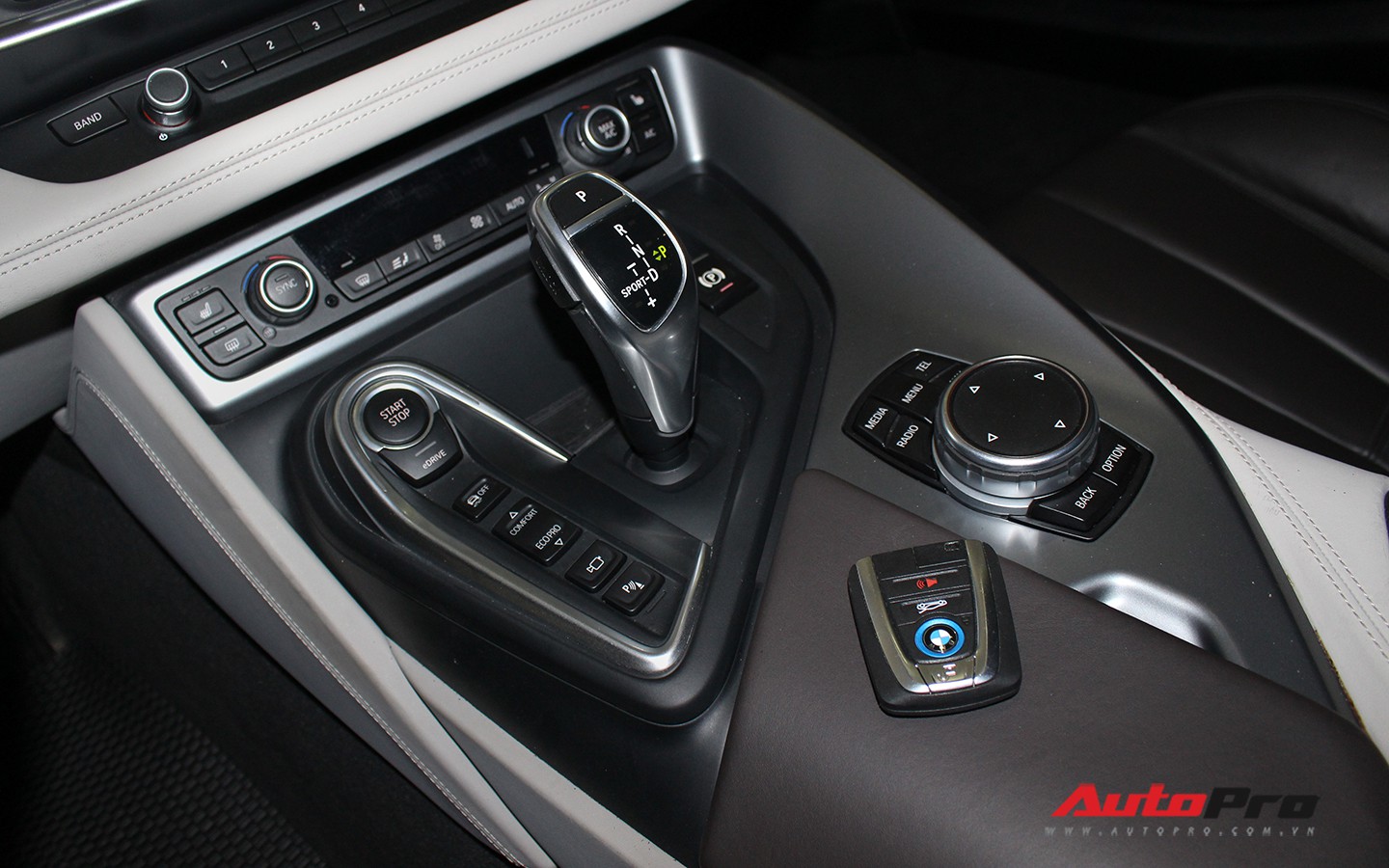 BMW i8 dán decal chrome bạc độc nhất Việt Nam rao bán lại giá 3,9 tỷ đồng - Ảnh 19. BMW i8 dán decal chrome bạc độc nhất Việt Nam rao bán lại giá 3,9 tỷ đồng - Ảnh 19.