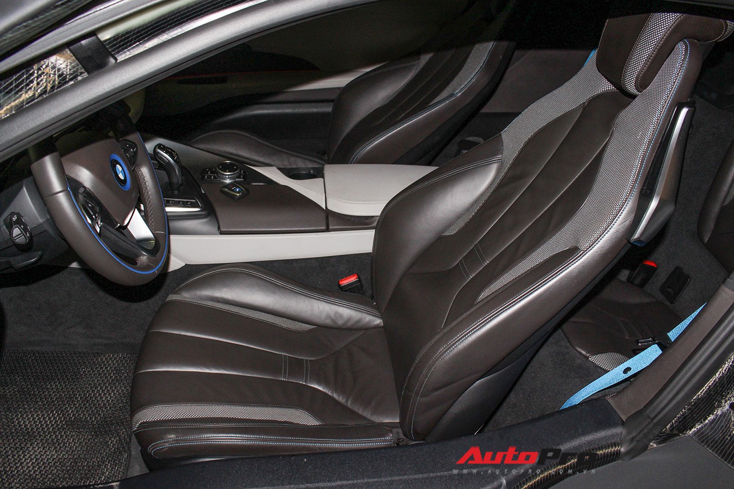 BMW i8 dán decal chrome bạc độc nhất Việt Nam rao bán lại giá 3,9 tỷ đồng - Ảnh 16. BMW i8 dán decal chrome bạc độc nhất Việt Nam rao bán lại giá 3,9 tỷ đồng - Ảnh 16.