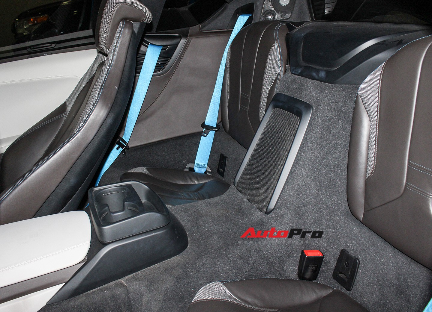 BMW i8 dán decal chrome bạc độc nhất Việt Nam rao bán lại giá 3,9 tỷ đồng - Ảnh 15. BMW i8 dán decal chrome bạc độc nhất Việt Nam rao bán lại giá 3,9 tỷ đồng - Ảnh 15.