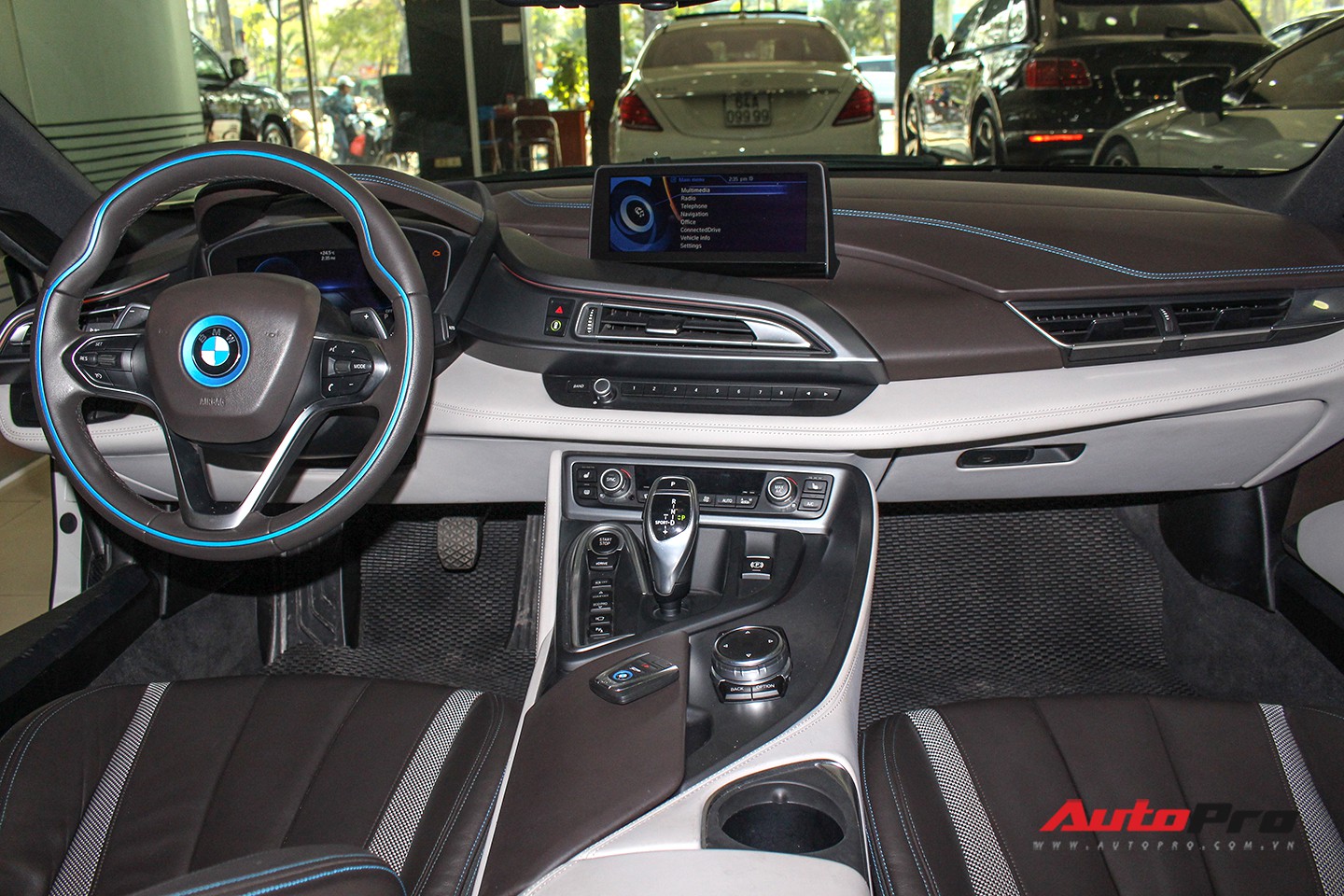 BMW i8 dán decal chrome bạc độc nhất Việt Nam rao bán lại giá 3,9 tỷ đồng - Ảnh 13. BMW i8 dán decal chrome bạc độc nhất Việt Nam rao bán lại giá 3,9 tỷ đồng - Ảnh 13.