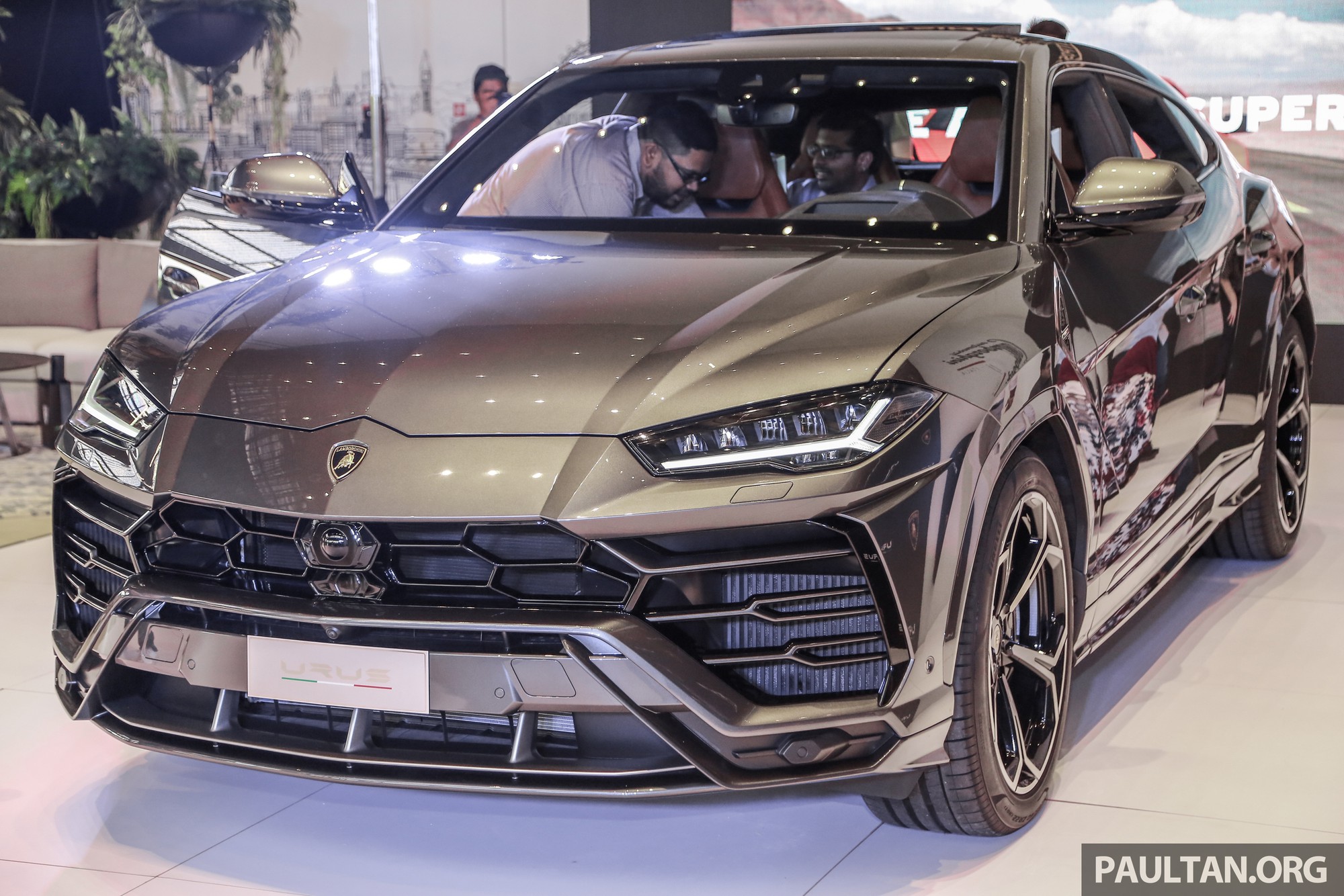 Siêu SUV Lamborghini Urus ra mắt tại Malaysia, giá khoảng  USD