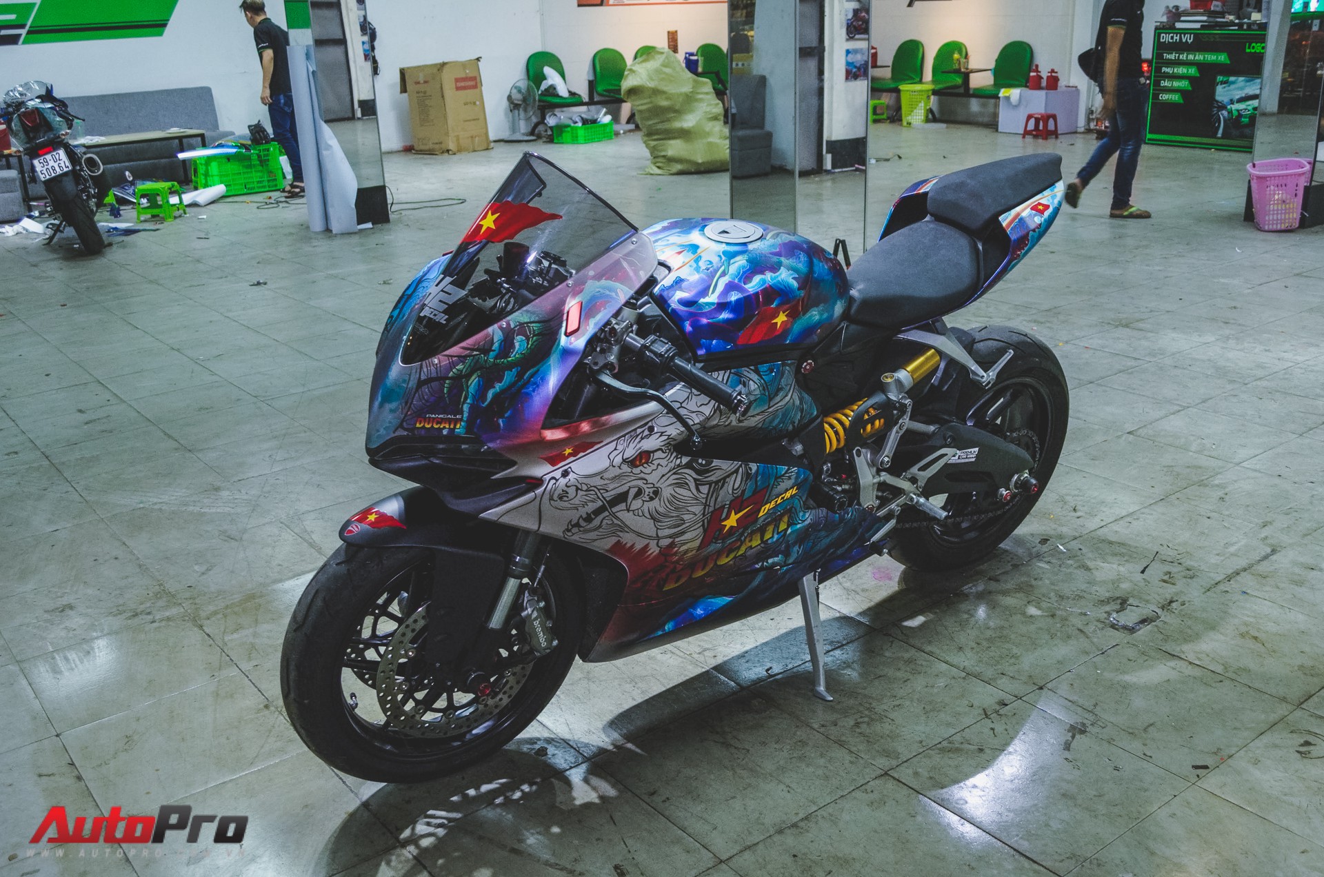 Bạn có muốn xem chiếc xe Ducati 959 Panigale bản độ rồng với thiết kế đầy cảm hứng này không? Với các chi tiết được khắc họa kỹ lưỡng và màu sơn sáng tạo, đây là một tác phẩm nghệ thuật đáng nhìn.