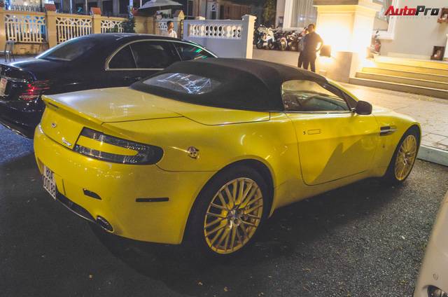 Hàng hiếm Aston Martin Vantage Roadster vàng “từ đầu đến chân” tại Sài Gòn - Ảnh 1.