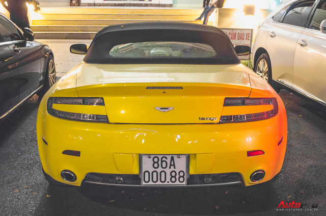 Hàng hiếm Aston Martin Vantage Roadster vàng “từ đầu đến chân” tại Sài Gòn - Ảnh 7.