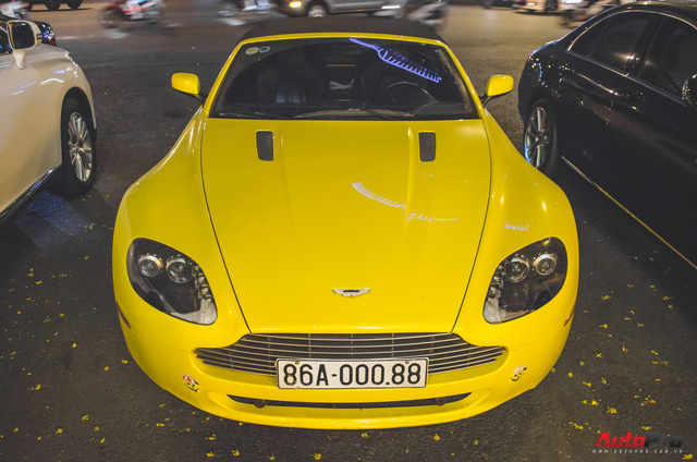 Hàng hiếm Aston Martin Vantage Roadster vàng “từ đầu đến chân” tại Sài Gòn - Ảnh 2.
