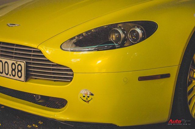 Hàng hiếm Aston Martin Vantage Roadster vàng “từ đầu đến chân” tại Sài Gòn - Ảnh 3.