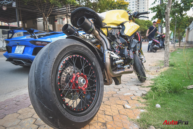 Chủ xe Ferrari 458 Italia độ Liberty Walk mua lại Ducati Panigale 1199 S độ Cafe Racer độc nhất Việt Nam - Ảnh 2. Chủ xe Ferrari 458 Italia độ Liberty Walk mua lại Ducati Panigale 1199 S độ Cafe Racer độc nhất Việt Nam - Ảnh 2.