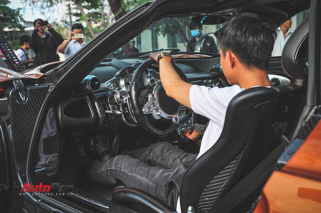 Minh Nhựa lại đem siêu xe Pagani Huayra đi bấm biển số - Ảnh 2. Minh Nhựa lại đem siêu xe Pagani Huayra đi bấm biển số - Ảnh 2.