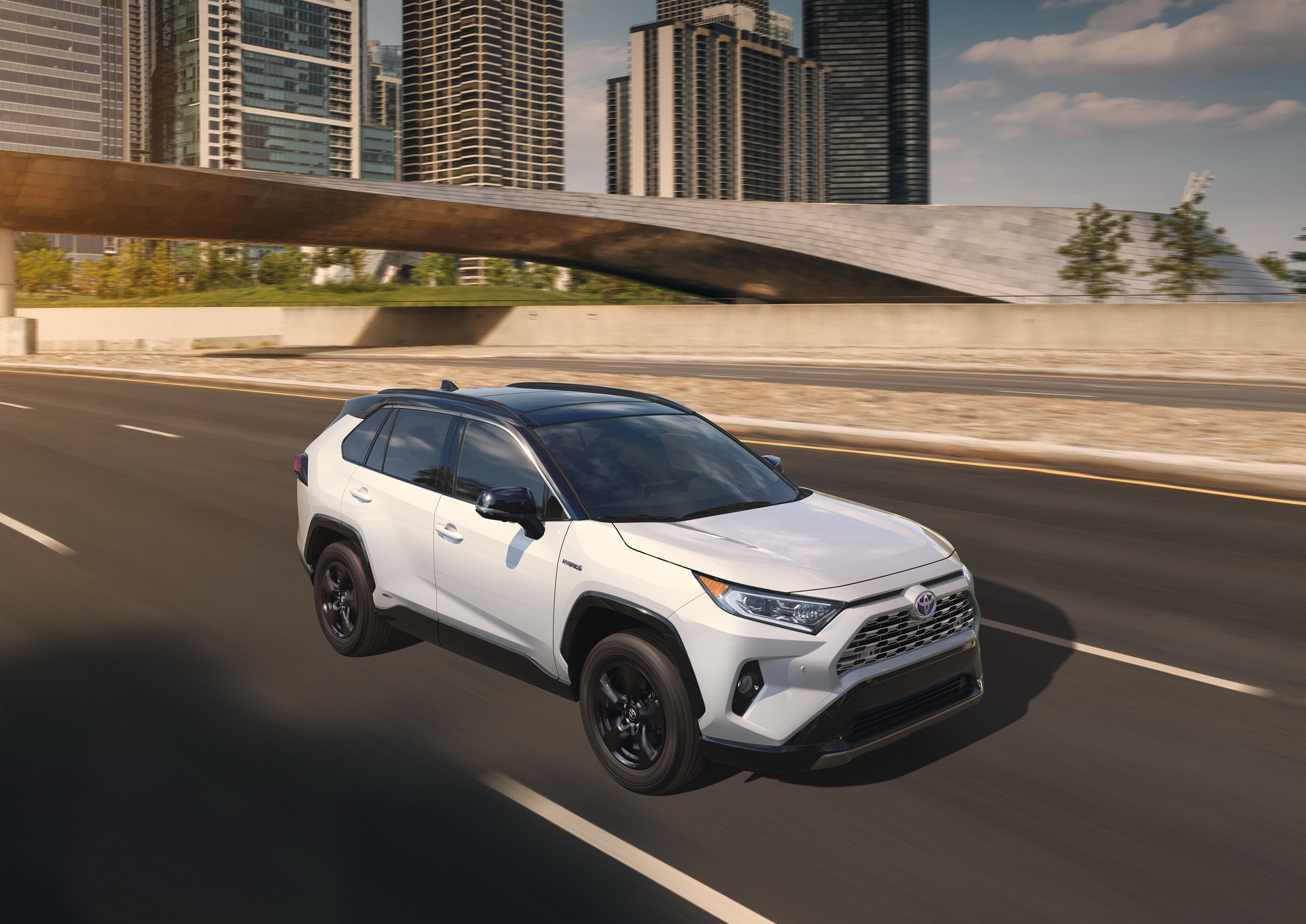 Ra mắt Toyota RAV4 hoàn toàn mới: Đối trọng của Honda CR-V