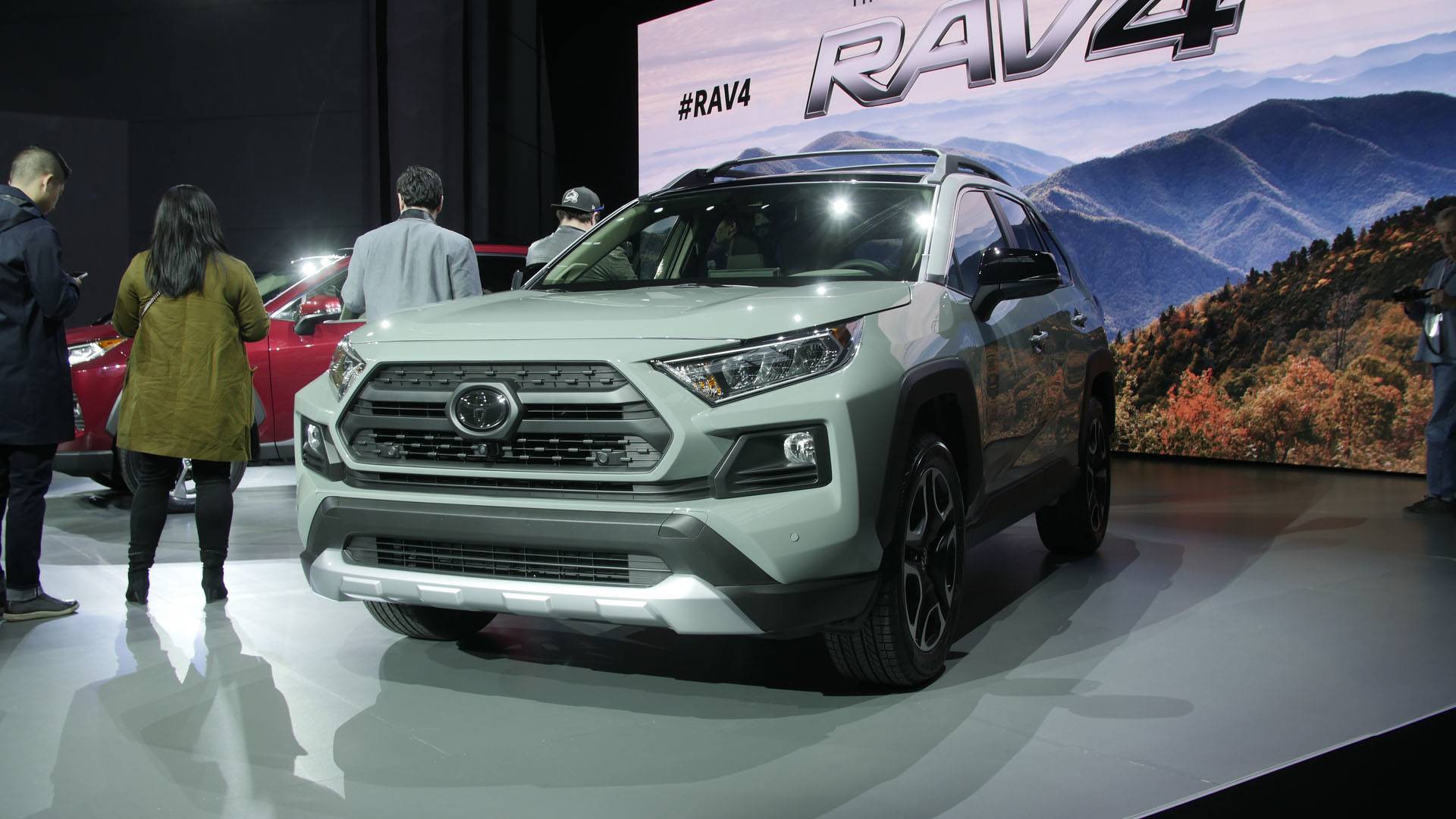 Ra mắt Toyota RAV4 hoàn toàn mới: Đối trọng của Honda CR-V