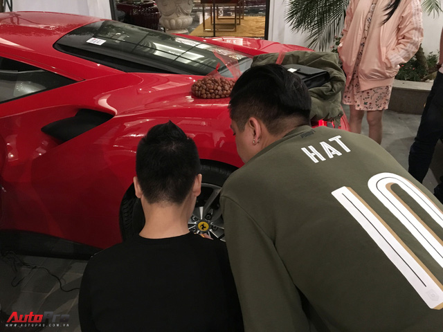 Ca sĩ Tuấn Hưng chăm sóc siêu xe Ferrari 488 GTB trong đêm trước ngày từ Sapa về Hà Nội - Ảnh 2.