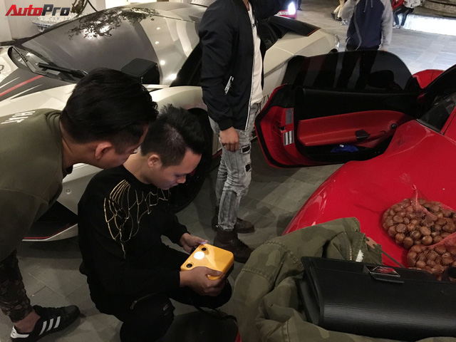 Ca sĩ Tuấn Hưng chăm sóc siêu xe Ferrari 488 GTB trong đêm trước ngày từ Sapa về Hà Nội - Ảnh 1.