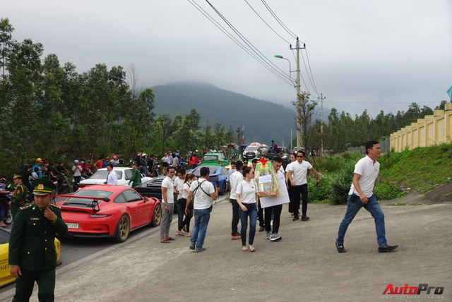 Nhìn lại hành trình siêu xe Car & Passion ngày thứ 4: Nhiều hoạt động từ thiện ý nghĩa - Ảnh 4.