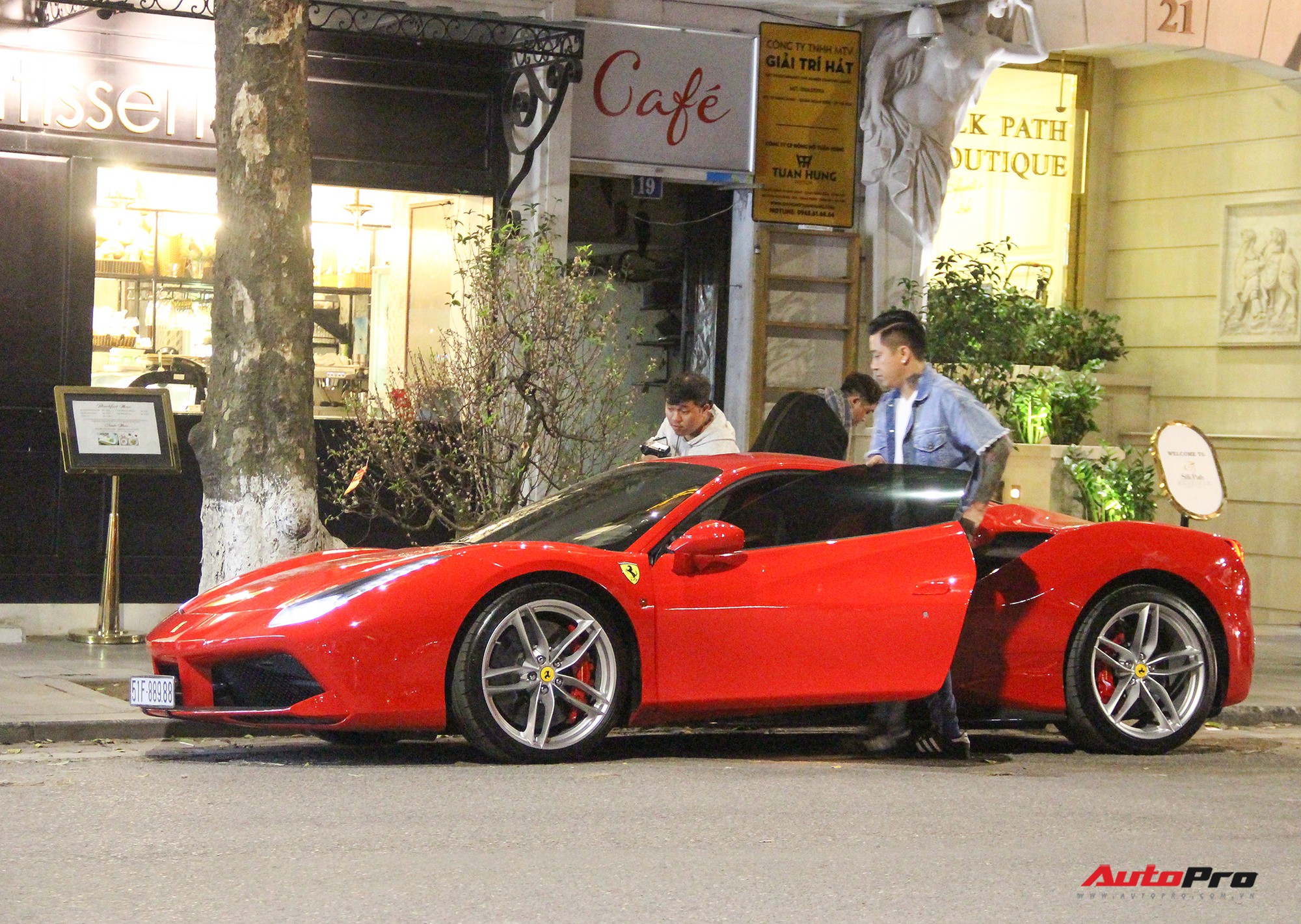 Ca sĩ Tuấn Hưng sở hữu siêu xe Ferrari 16 tỷ đồng