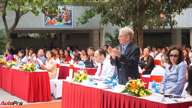 Phó Đại sứ Mỹ Caryn McClelland: Tôi có một cô con gái luôn muốn ngồi hàng ghế trước, nhưng tôi không thể cho phép việc đó xảy ra - Ảnh 8.