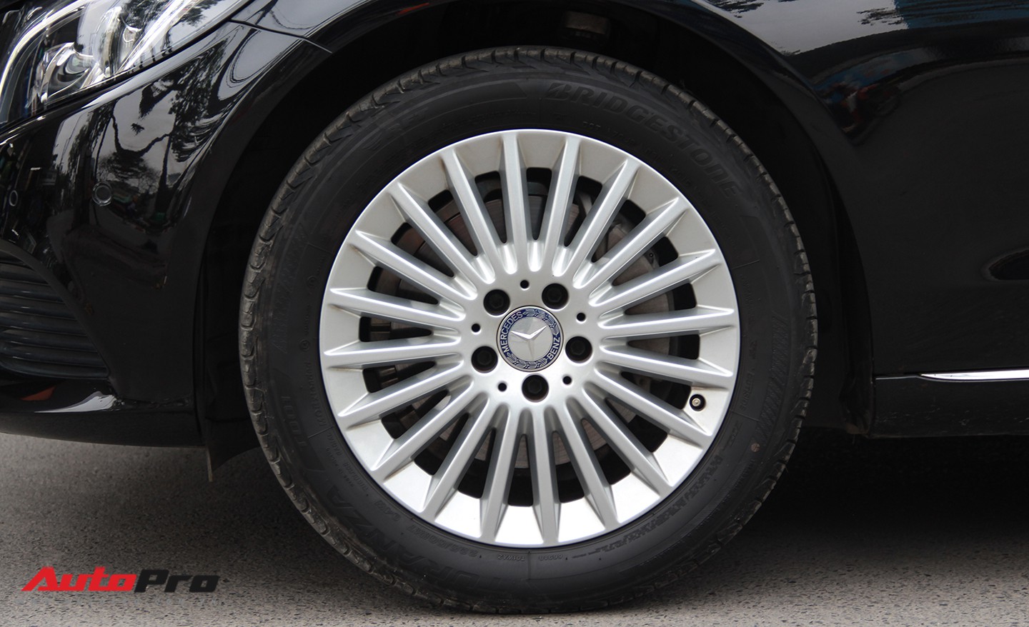 Mercedes-Benz C250 Exclusive 2016 lăn b&aacute;nh hơn 13.000 km được định gi&aacute; 1,43 tỷ đồng - Ảnh 9.