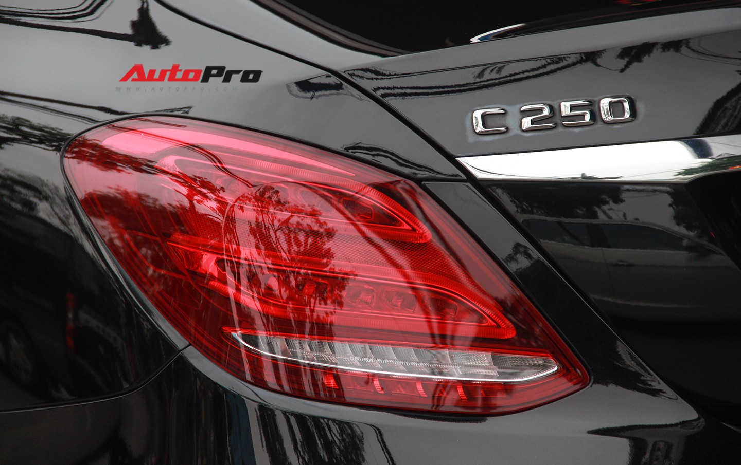 Mercedes-Benz C250 Exclusive 2016 lăn b&aacute;nh hơn 13.000 km được định gi&aacute; 1,43 tỷ đồng - Ảnh 7.