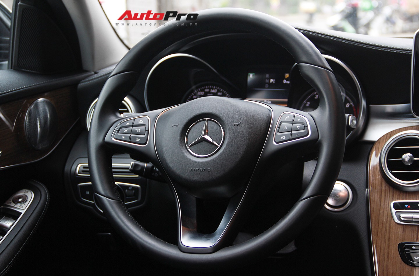 Mercedes-Benz C250 Exclusive 2016 lăn b&aacute;nh hơn 13.000 km được định gi&aacute; 1,43 tỷ đồng - Ảnh 18.