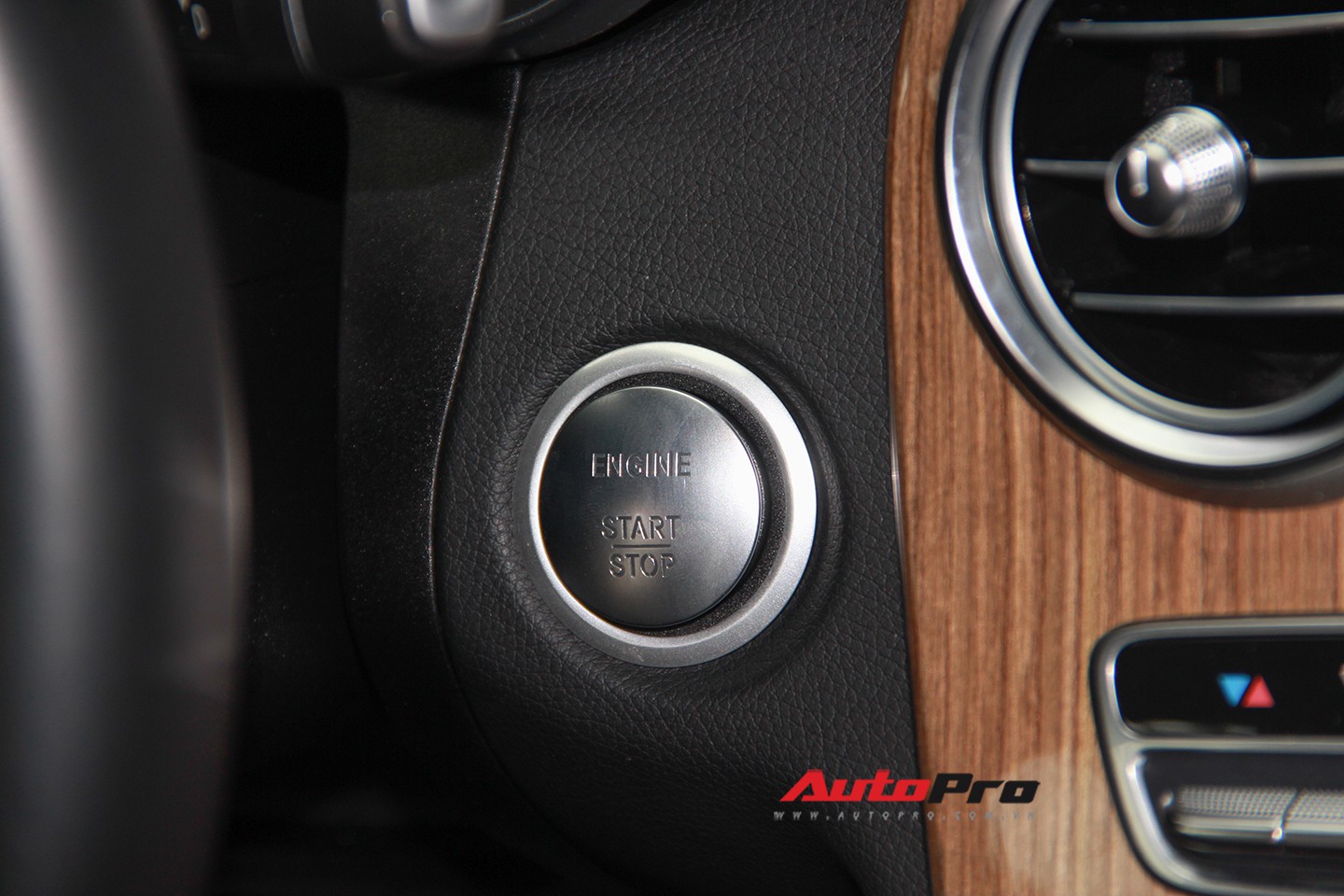 Mercedes-Benz C250 Exclusive 2016 lăn b&aacute;nh hơn 13.000 km được định gi&aacute; 1,43 tỷ đồng - Ảnh 13.