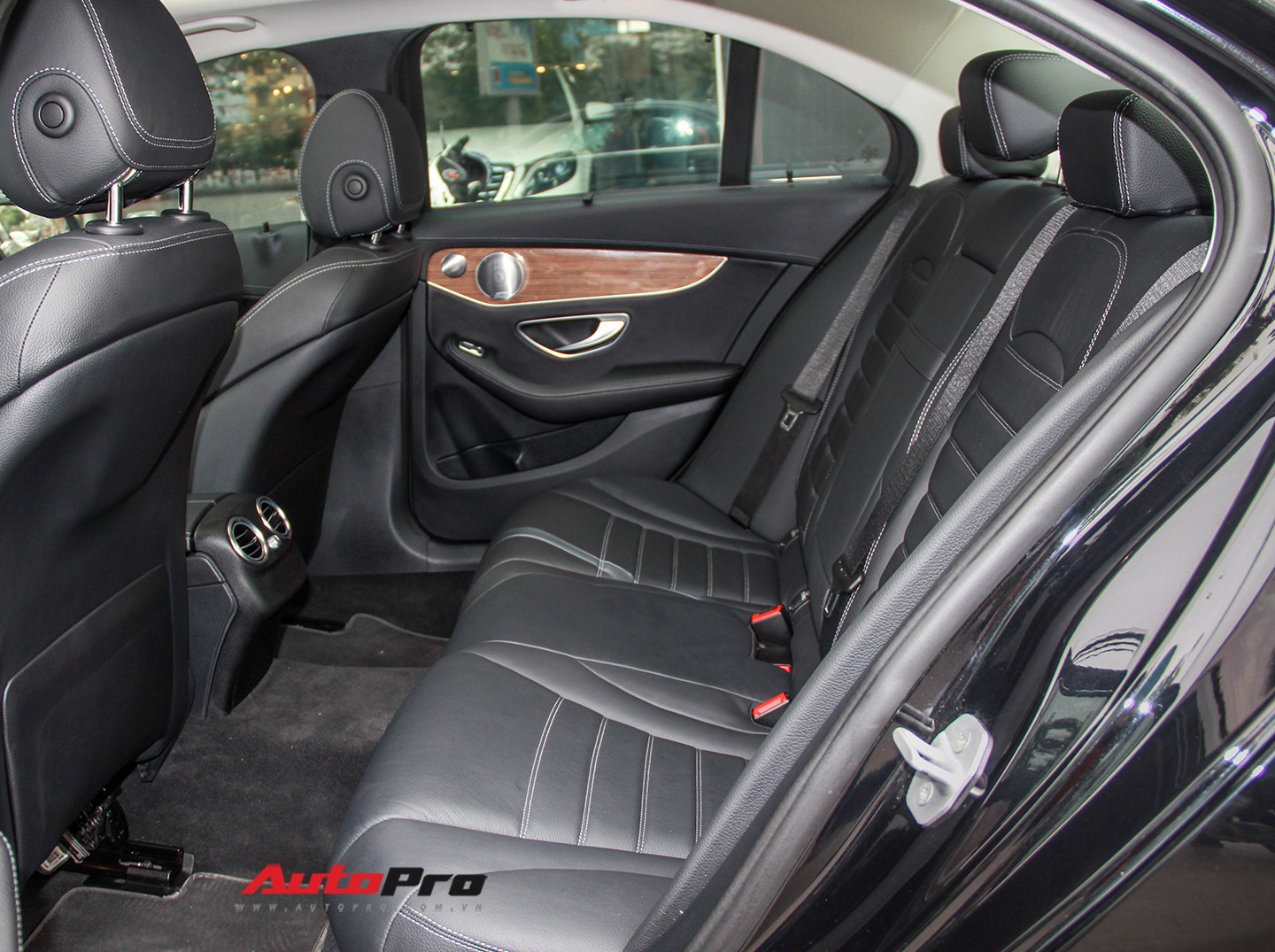 Mercedes-Benz C250 Exclusive 2016 lăn b&aacute;nh hơn 13.000 km được định gi&aacute; 1,43 tỷ đồng - Ảnh 20.