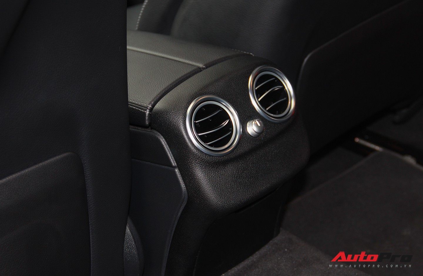 Mercedes-Benz C250 Exclusive 2016 lăn b&aacute;nh hơn 13.000 km được định gi&aacute; 1,43 tỷ đồng - Ảnh 21.