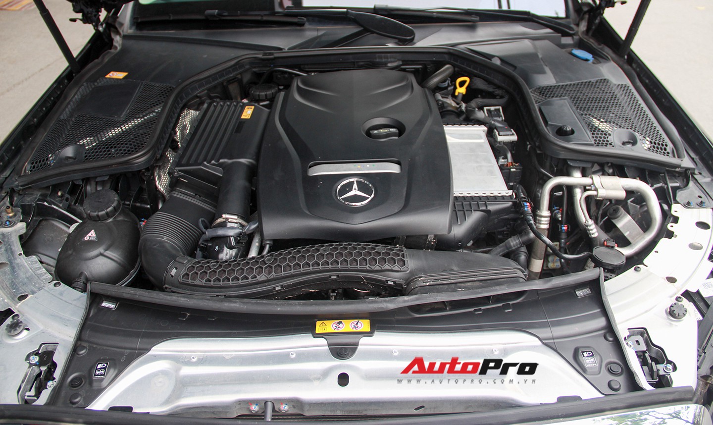 Mercedes-Benz C250 Exclusive 2016 lăn b&aacute;nh hơn 13.000 km được định gi&aacute; 1,43 tỷ đồng - Ảnh 23.