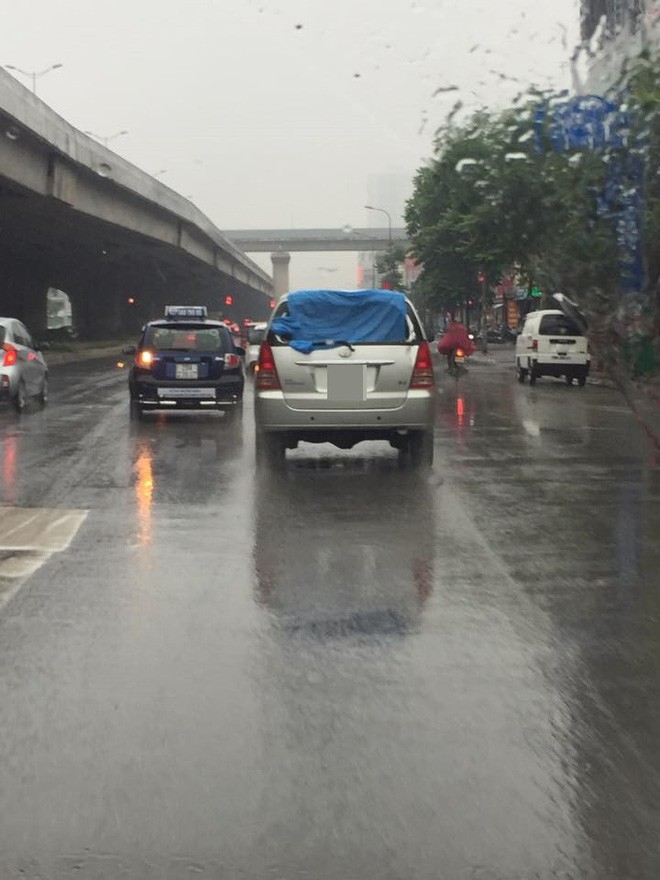 Áo mưa luôn là vật dụng không thể thiếu trên những con đường của Hà Nội. Hãy xem ảnh đi xe ô tô trong mưa để trải nghiệm một màu sắc khác nhau của phố phường.