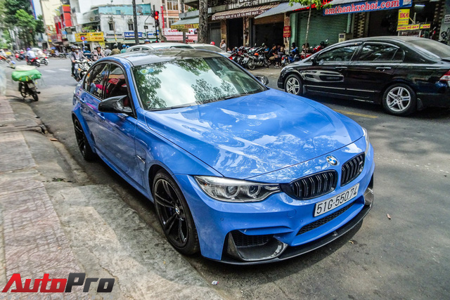 BMW M3 màu xanh Yas Marina độ carbon hàng độc lăn bánh trên phố Sài Gòn - Ảnh 1.