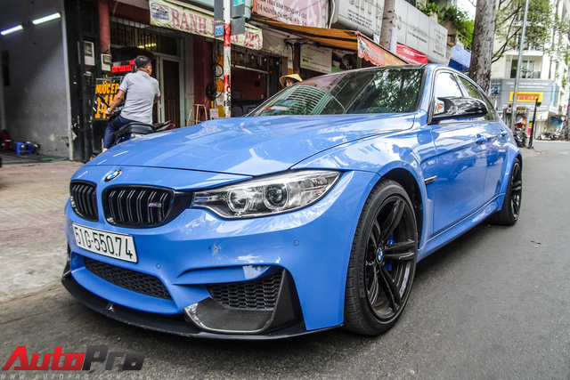 BMW M3 màu xanh Yas Marina độ carbon hàng độc lăn bánh trên phố Sài Gòn - Ảnh 2.