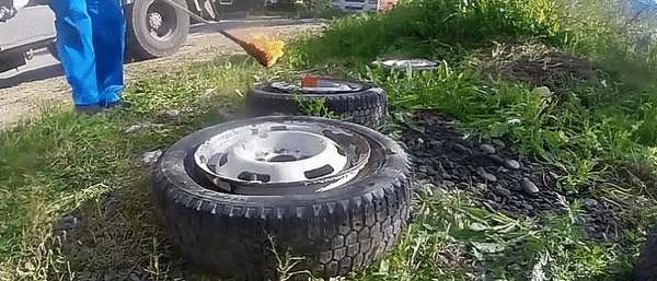 Đổ đầy bê tông vào lốp xe và chạy thử, kết quả sẽ như thế này đây - Ảnh 1.