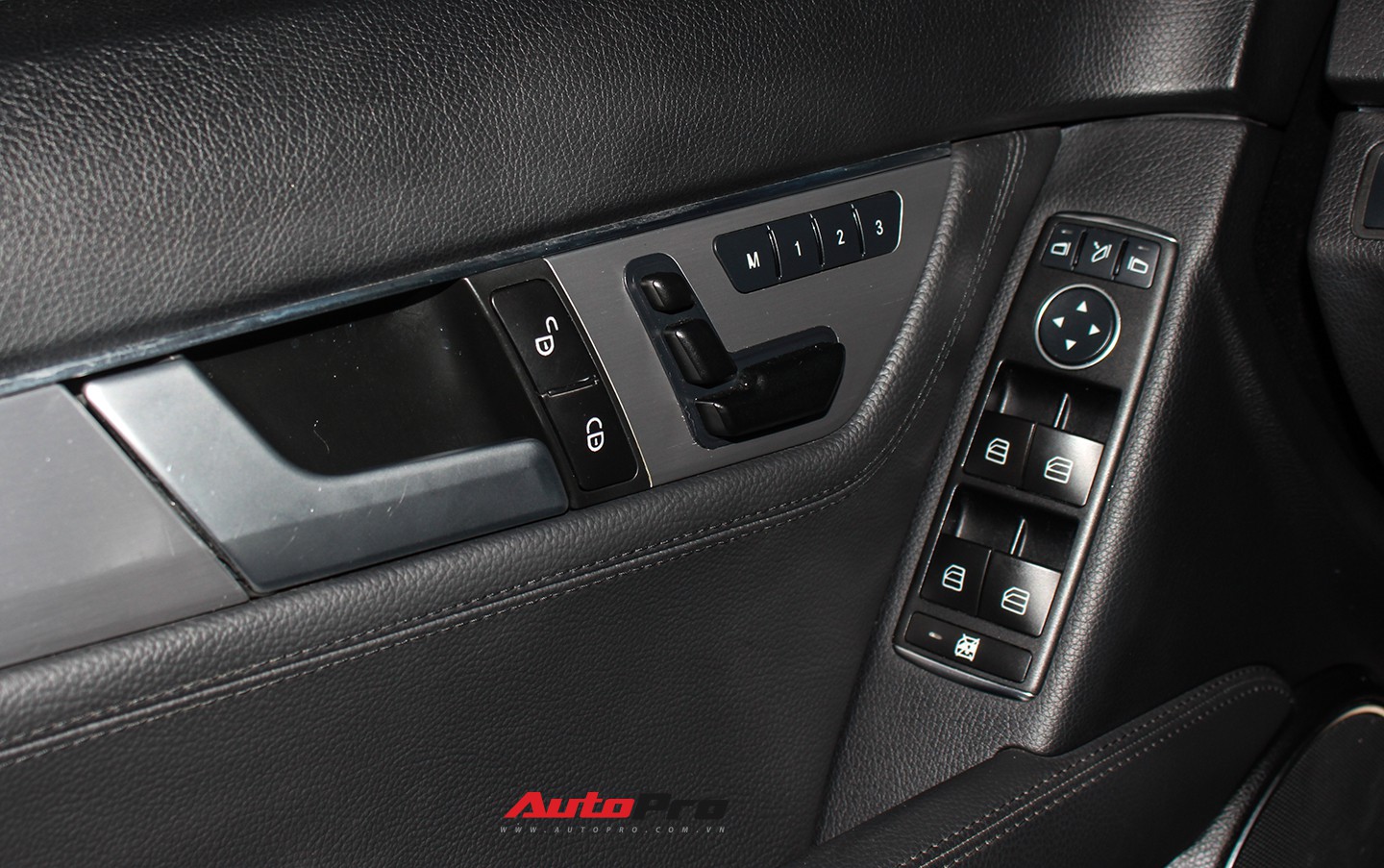 Mercedes-Benz C300 AMG 2010 đi hơn 100.000km rao bán lại giá gần 700 triệu đồng - Ảnh 18. Mercedes-Benz C300 AMG 2010 đi hơn 100.000km rao bán lại giá gần 700 triệu đồng - Ảnh 18.