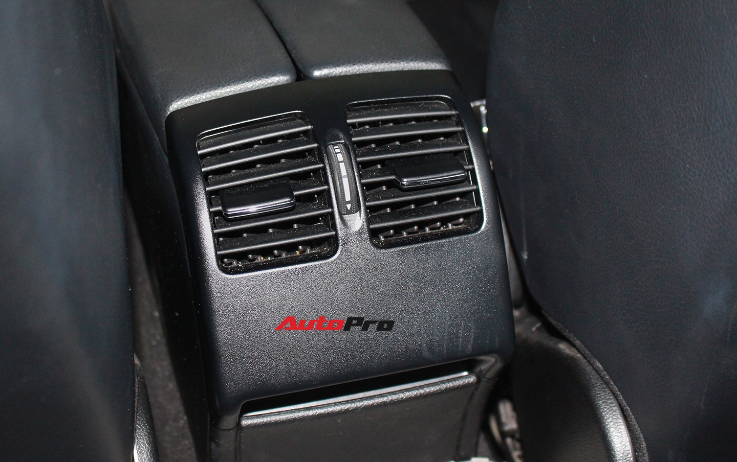 Mercedes-Benz C300 AMG 2010 đi hơn 100.000km rao bán lại giá gần 700 triệu đồng - Ảnh 20. Mercedes-Benz C300 AMG 2010 đi hơn 100.000km rao bán lại giá gần 700 triệu đồng - Ảnh 20.