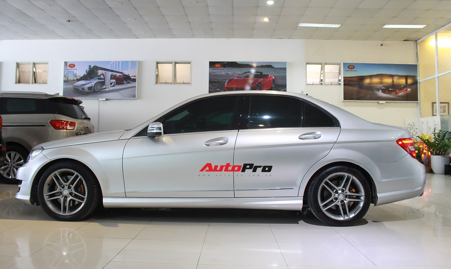 Mercedes-Benz C300 AMG 2010 đi hơn 100.000km rao bán lại giá gần 700 triệu đồng - Ảnh 7. Mercedes-Benz C300 AMG 2010 đi hơn 100.000km rao bán lại giá gần 700 triệu đồng - Ảnh 7.