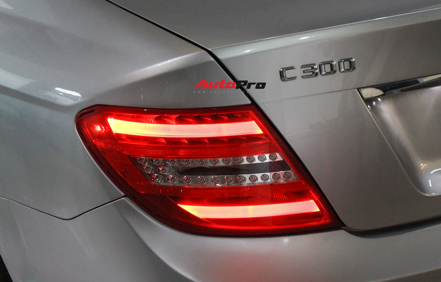 Mercedes-Benz C300 AMG 2010 đi hơn 100.000km rao bán lại giá gần 700 triệu đồng - Ảnh 11. Mercedes-Benz C300 AMG 2010 đi hơn 100.000km rao bán lại giá gần 700 triệu đồng - Ảnh 11.