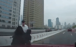 Clip: Va chạm trên cầu vượt, tài xế xuống đường giải quyết bằng nắm đấm - Ảnh 1.