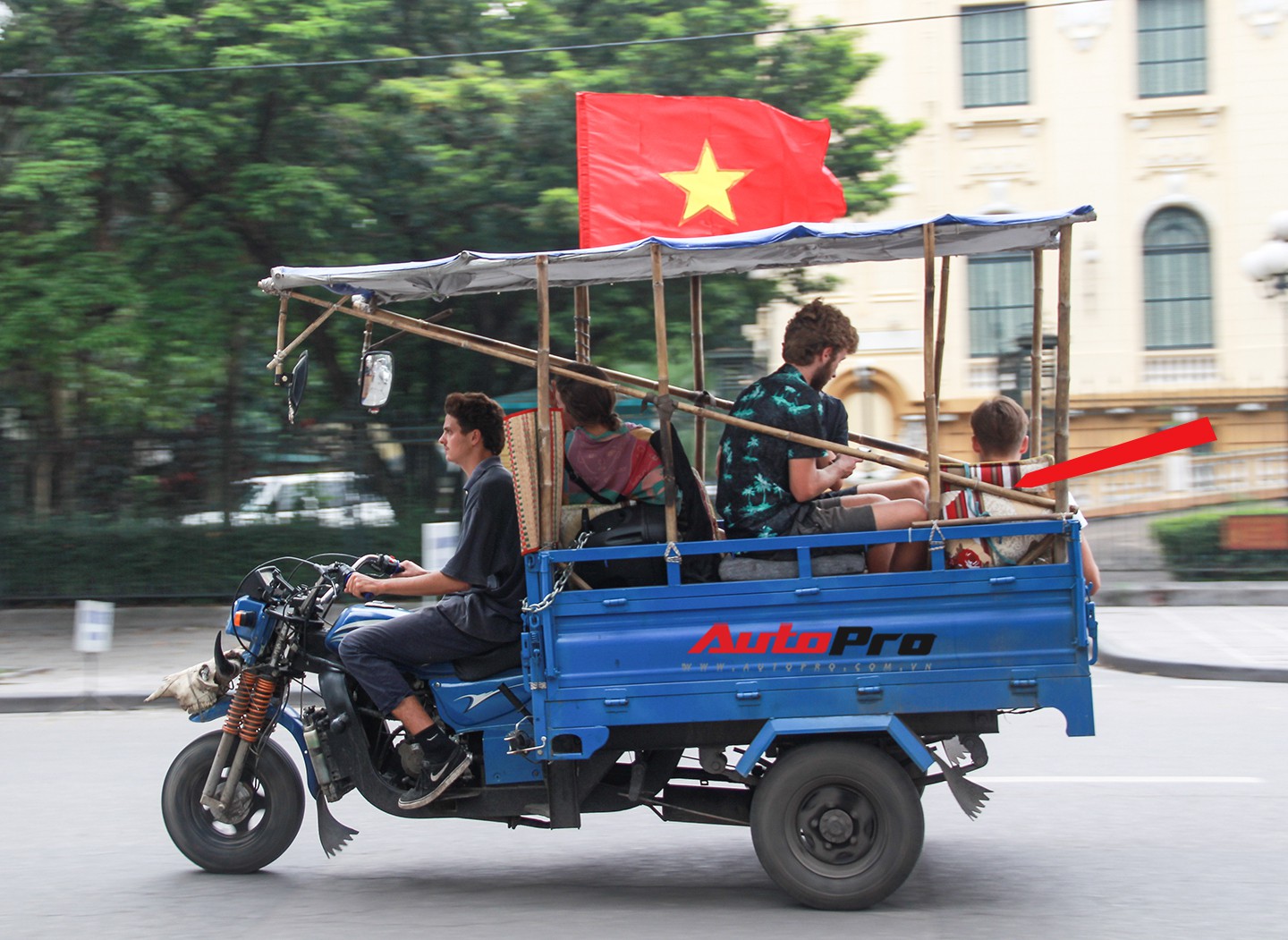 Xe ba bánh là phương tiện di chuyển rất phổ biến ở Việt Nam, và nó còn mang đến cảm giác thoải mái và đặc biệt cho người điều khiển. Với hình ảnh khuất phía sau gương chiếu hậu, chúng ta cùng nhau khám phá điều gì đang đợi phía trước trên chiếc xe ba bánh này.