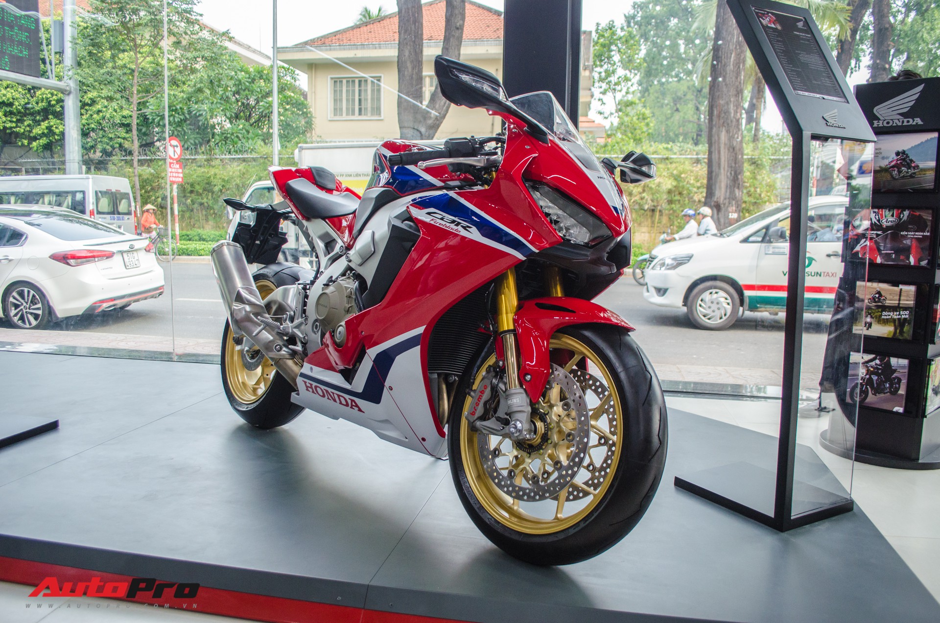 Honda khai trương đại lý, mở bán hàng loạt mô tô phân khối lớn tại Việt Nam