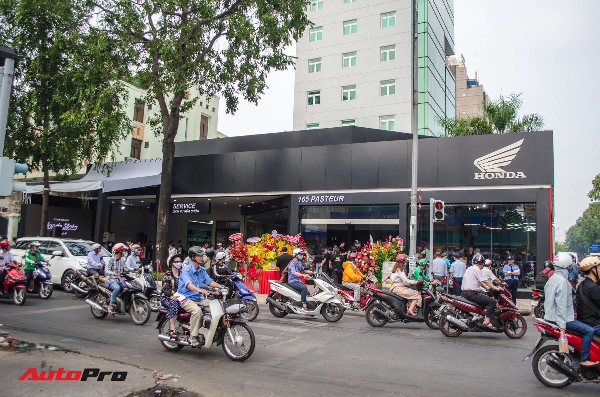 Honda khai trương đại lý, mở bán hàng loạt mô tô phân khối lớn tại Việt Nam