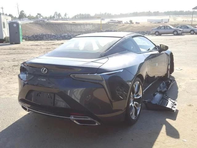 Chiếc Lexus bị luộc sạch đồ rao bán với giá hơn 20.000 USD khiến cộng đồng mạng tranh cãi - Ảnh 3.