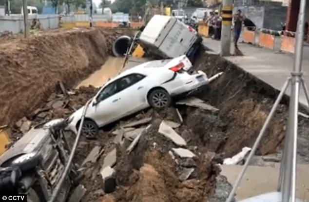 Trung Quốc: Mặt đường bất ngờ sụt lún, nhiều ô tô bị nuốt chửng - Ảnh 2.