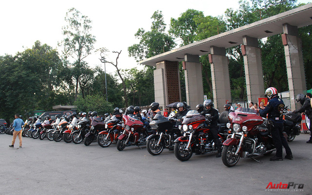 Nếm nắng, gió và mưa mau mùa hạ cùng hàng chục chiến mã Harley-Davidson trong hành trình về Đà Nẵng - Ảnh 1.