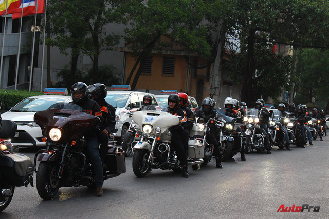 Nếm nắng, gió và mưa mau mùa hạ cùng hàng chục chiến mã Harley-Davidson trong hành trình về Đà Nẵng - Ảnh 2.