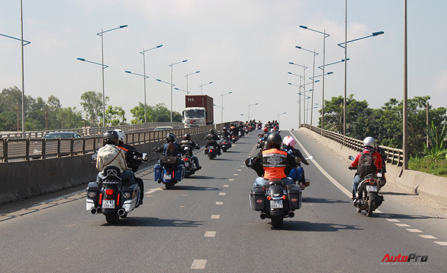 Nếm nắng, gió và mưa mau mùa hạ cùng hàng chục chiến mã Harley-Davidson trong hành trình về Đà Nẵng - Ảnh 8.