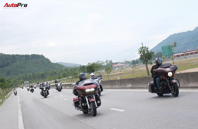 Nếm nắng, gió và mưa mau mùa hạ cùng hàng chục chiến mã Harley-Davidson trong hành trình về Đà Nẵng - Ảnh 13.