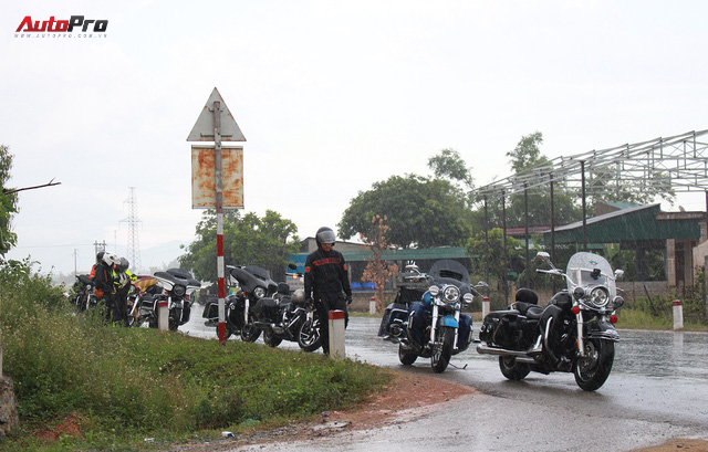 Nếm nắng, gió và mưa mau mùa hạ cùng hàng chục chiến mã Harley-Davidson trong hành trình về Đà Nẵng - Ảnh 11.