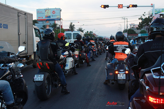 Nếm nắng, gió và mưa mau mùa hạ cùng hàng chục chiến mã Harley-Davidson trong hành trình về Đà Nẵng - Ảnh 3.