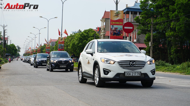 Hơn 20 xe Mazda CX-5 diễu hành tại Hà Nội mừng CLB sinh nhật 4 tuổi - Ảnh 11. Hơn 20 xe Mazda CX-5 diễu hành tại Hà Nội mừng CLB sinh nhật 4 tuổi - Ảnh 11.