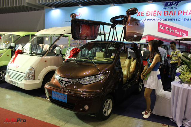 Thợ Việt đi quảng bá xe điện tự chế, dùng cửa cánh chim như Tesla và logo kiểu Toyota - Ảnh 1.